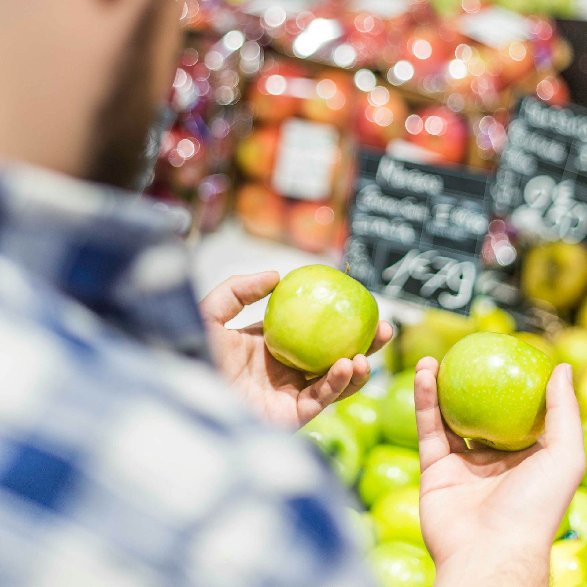 men-is-comparing-best-and-cheap-apple